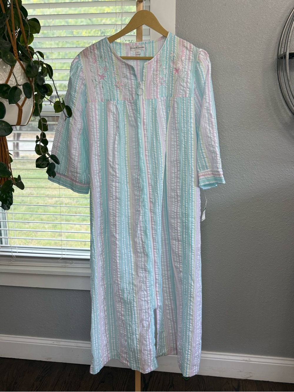 NWT Miss Elaine Seersucker pastel striped Housecoat Size Large